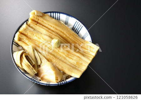 黑色背景上有芥末和加里的星鰻碗照片 121058626