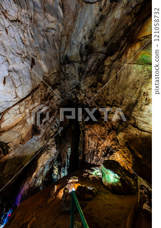 Akiyoshi Cave: Dragon's Hole [Mine City, Yamaguchi Prefecture] 121058732