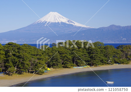 從西伊豆戶田港看到冬天的富士山 121058750