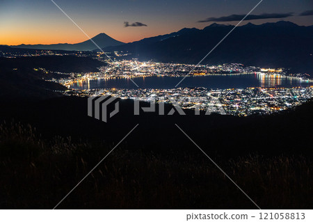 【長野縣鹽尻市高波地高原】可以看到富士山和諏訪湖的高波地高原 121058813