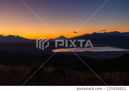 [Nagano Prefecture_Shiojiri City_Takapotchi Plateau] Takapotchi Plateau with a view of Mt. Fuji and Lake Suwa 121058822