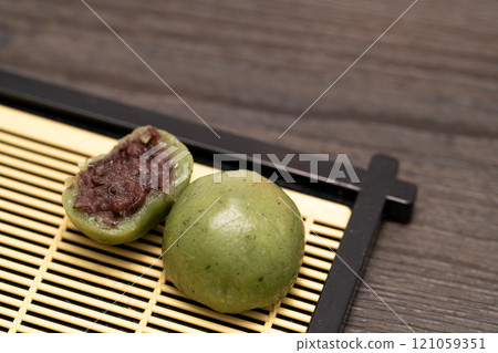 艾草麻糬切成兩半 121059351