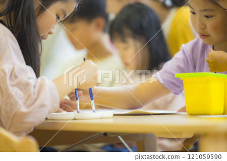 繪畫班課後育兒形象 121059590