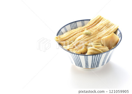 白色背景上有芥末和加里的星鰻碗照片 121059905