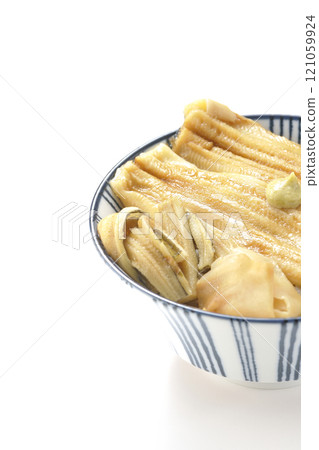 白色背景上有芥末和加里的星鰻碗照片 121059924