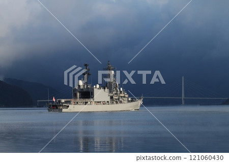 朝霧號護衛艦在晨光中航行 朝霧號護衛艦在晨光中航行 121060430