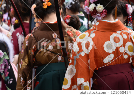 通過Kyoto Sanjusangendango的箭頭 通過Kyoto Sanjusangendango的箭頭 121060454