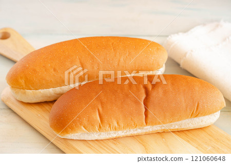 Lined up bread rolls 121060648