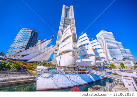 日本橫濱城市景觀邁向新時代...滿帆的日本丸和橫濱地標塔的景色。希望之光 = 11 月 3 日 121061038