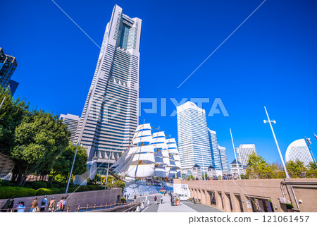 日本橫濱城市景觀進入新時代...滿帆的日本丸和橫濱地標塔的景色。明天 = 3 天 121061457