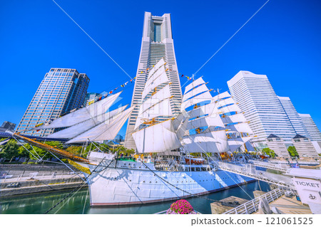 日本橫濱城市景觀邁向新時代...滿帆的日本丸和橫濱地標塔的景色。到榮耀的時刻=3天 121061525