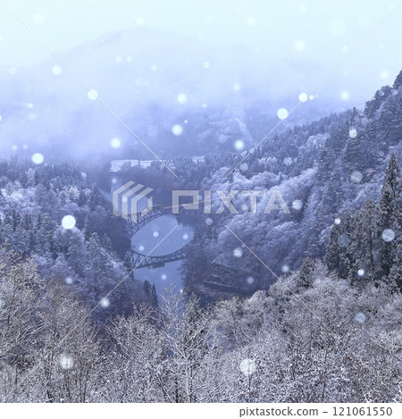 Snow falling on the Tadami Line 121061550