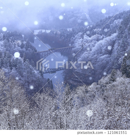 Snow falling on the Tadami Line 121061551