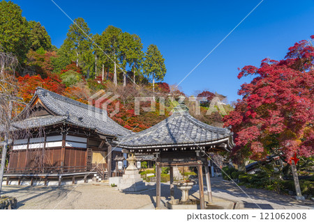 Autumn in Kyoto: Zenbouji Temple, Shakado Hall surrounded by autumn leaves Autumn in Kyoto: Zenbouji Temple, Shakado Hall surrounded by autumn leaves 121062008