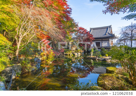 秋天的京都，吉峰寺、藥師堂、蓮華十院古蹟庭園被秋葉覆蓋 121062038