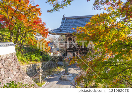 秋天的京都,吉峰寺,秋葉覆蓋的仁王門 秋天的京都,吉峰寺,秋葉覆蓋的仁王門 121062078