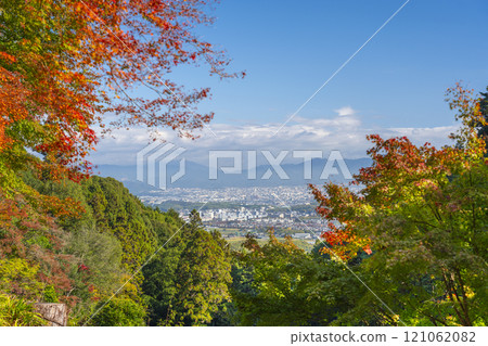 從京都吉峰寺東門參道眺望的秋天，紅葉覆蓋 121062082