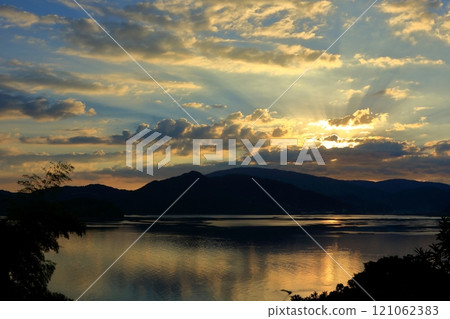 從大芝島看到的瀨戶內夕陽美景 從大芝島看到的瀨戶內夕陽美景 121062383