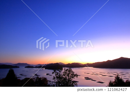 黃昏時漂浮的牡蠣筏瀨戶內風景 121062427