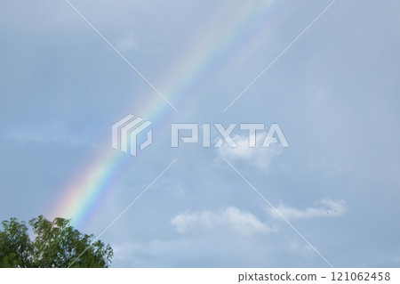 多雲的天空出現了一道短暫而美麗的彩虹 121062458