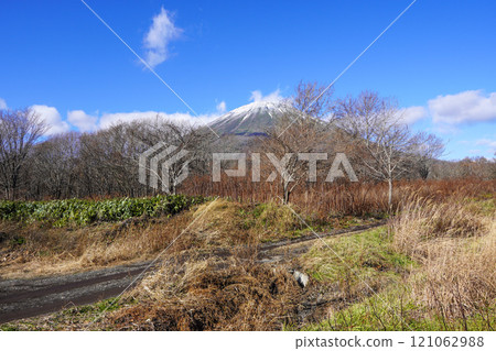從新陽停車場(真嘉村)看羊蹄山的背面 從新陽停車場(真嘉村)看羊蹄山的背面 121062988
