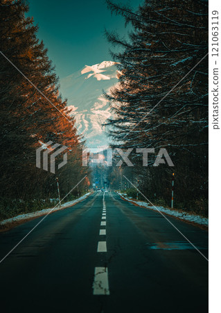 北海道白雪覆蓋的旭岳和紅葉林立的大道 北海道白雪覆蓋的旭岳和紅葉林立的大道 121063119