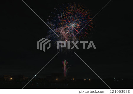 A view of large fireworks blooming in the night sky at the Tokoname Pottery Festival Fireworks Display (Aichi Prefecture) 121063928