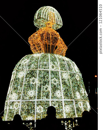 Christmas. Light. Christmas lights through the streets of Madrid. Decorating streets of the city. Fir tree with Christmas lights. Christmas ball. On. MADRID. SPAIN. 11 December 2024. 121064510
