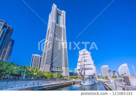 日本橫濱城市景觀：邁向新時代...全速航行的日本丸號和橫濱地標塔的景色。希望之光=3天 121065181
