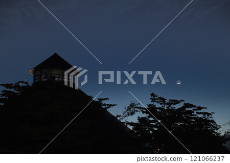 北斗市白州町，神無月黎明昇起的神無月初日的有明月，地照的薄月 121066237
