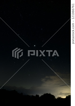 Winter stars surrounding Jupiter rising in the eastern sky as seen from Hakushu Town, Hokuto City 121066761