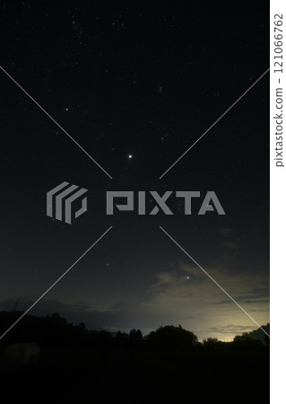 Winter stars surrounding Jupiter rising in the eastern sky as seen from Hakushu Town, Hokuto City 121066762