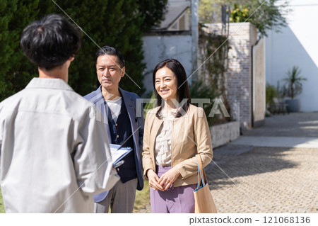 一位商人和一對中年夫婦開會討論裝修事宜 121068136