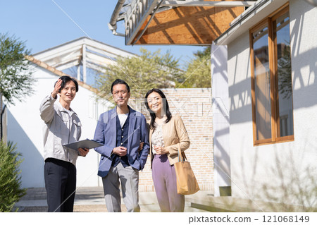 一位商人和一對在建築工地工作的中年夫婦 121068149