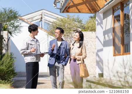 一位商人和一對在建築工地工作的中年夫婦 一位商人和一對在建築工地工作的中年夫婦 121068150