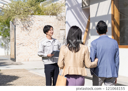 A businessman and a middle-aged couple having a meeting about renovation 121068155