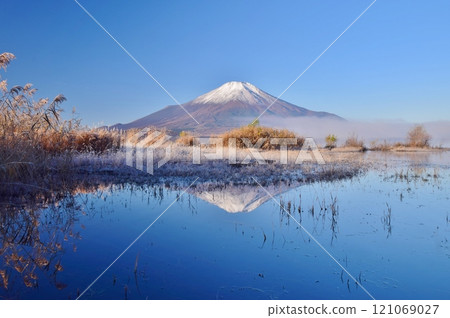 Lake Yamanaka and Mt. Fuji in early winter 121069027