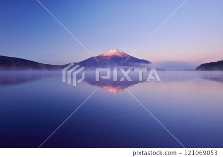 黎明時分的山中湖和富士山 121069053