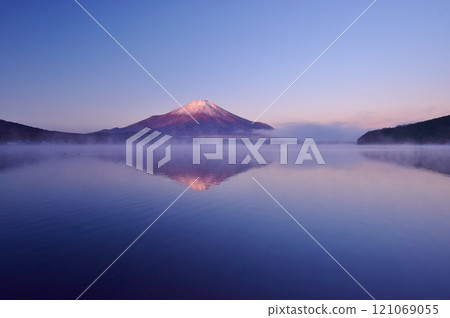 黎明時分的山中湖和富士山 黎明時分的山中湖和富士山 121069055
