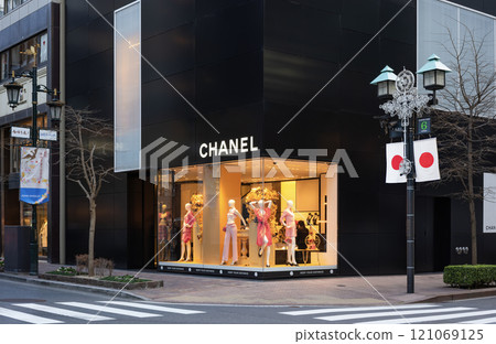[東京銀座] 銀座一角的香奈兒專賣店裡擺滿了身著高級時裝的人體模特兒。 121069125