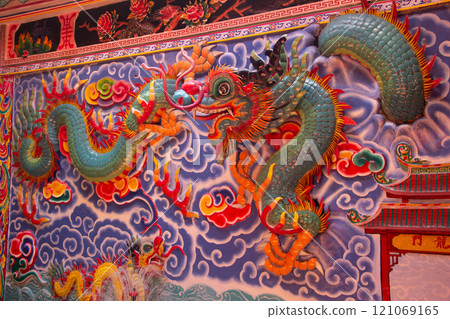 Chinese style dragon statue 121069165