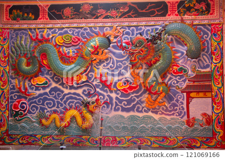 Chinese style dragon statue 121069166