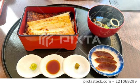 Conger eel box Conger eel box 121069299