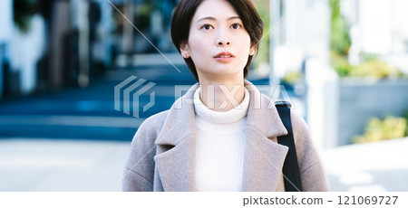 穿著大衣的女人 121069727