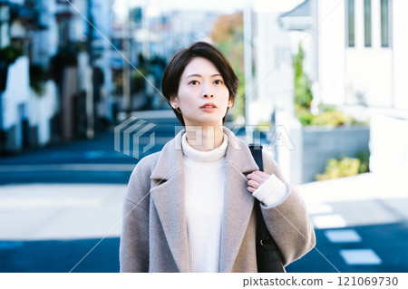 穿著大衣的女人 121069730