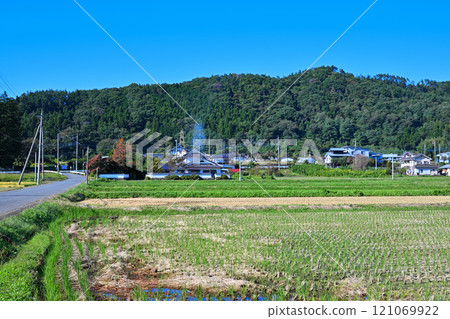 水上町奧利根湯村公路的鄉村初秋景色 水上町奧利根湯村公路的鄉村初秋景色 121069922