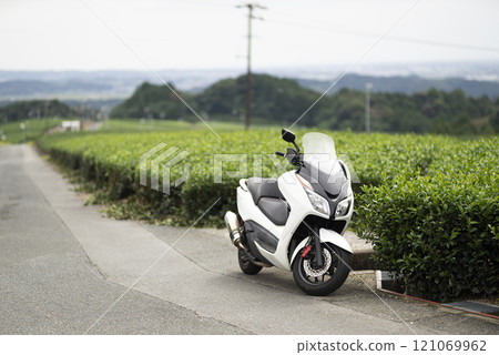 騎車遊覽時在茶園休息 騎車遊覽時在茶園休息 121069962