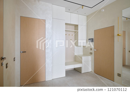 Modern Entryway Design Featuring Minimalist Elements and Inviting Neutral Tones Throughout 121070112