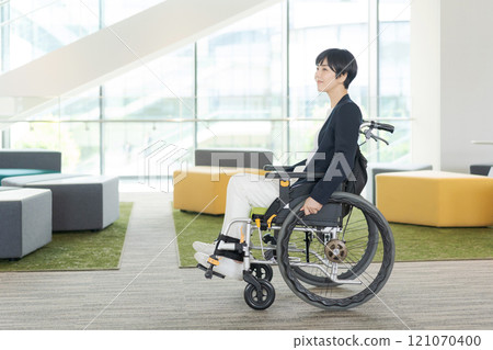 工作女性輪椅使用者 121070400
