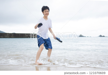 小學生在沙灘上玩耍 小學生在沙灘上玩耍 121070609